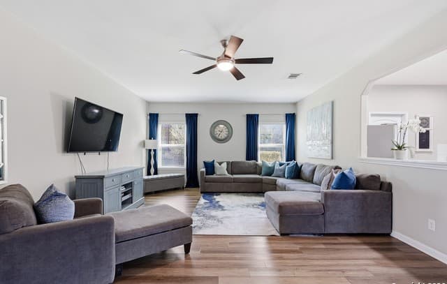 3-bedroom rental at 512 Livingston Dr in Schertz, TX — photo 4