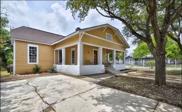 rental at 1110 W Ashby Pl in San Antonio, TX — photo 2