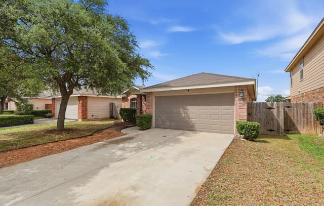 4-bedroom rental at 10514 Appaloosa Bay in San Antonio, TX — photo 2