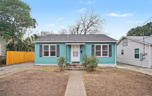 2-bedroom rental at 712 Lynwood in San Antonio, TX — photo 2