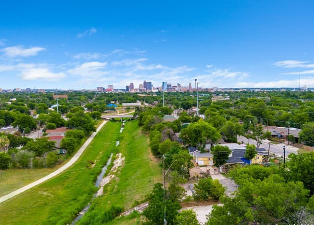rental at 713 N Navidad St in San Antonio, TX — photo 2