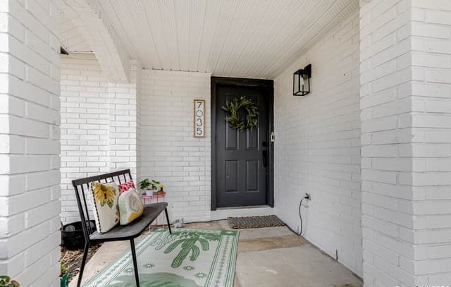 5-bedroom rental at 7035 Valmont in San Antonio, TX — photo 3