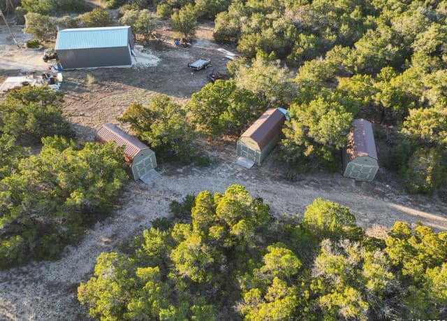 rental at 100 County Road 242 in Hondo, TX — photo 1