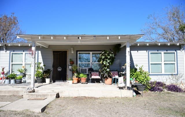 3-bedroom rental at 411 E Ansley in San Antonio, TX — photo 1