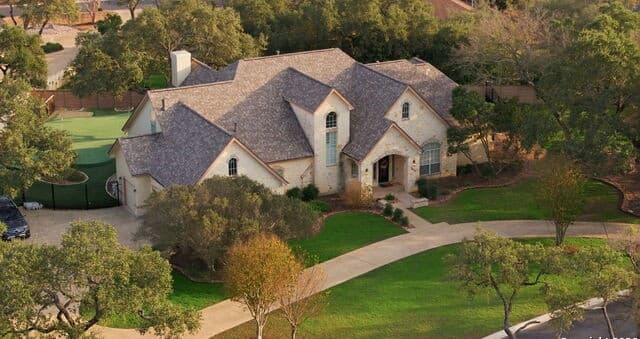 5-bedroom rental at 9610 Trophy Oaks in San Antonio, TX — photo 2