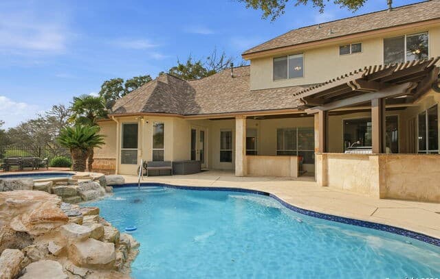 5-bedroom rental at 9610 Trophy Oaks in San Antonio, TX — photo 4
