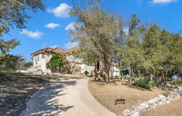 5-bedroom rental at 7 Remington Run in San Antonio, TX — photo 2