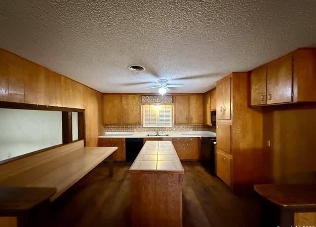 3-bedroom rental at 318 Cottonwood in Kenedy, TX — photo 5