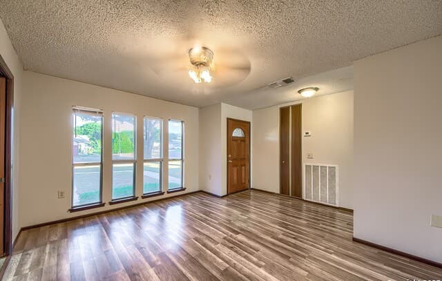 3-bedroom rental at 6113 Sun Dial in Leon Valley, TX — photo 5