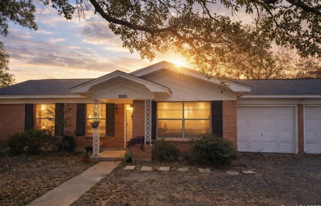 3-bedroom rental at 1001 Kathleen in Pleasanton, TX — photo 1