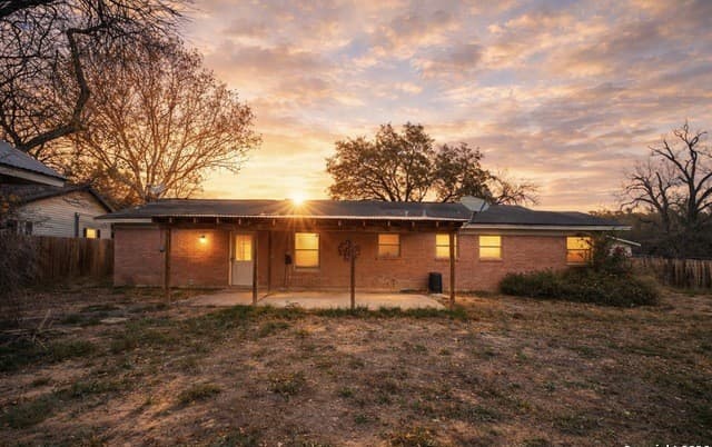 3-bedroom rental at 1001 Kathleen in Pleasanton, TX — photo 2