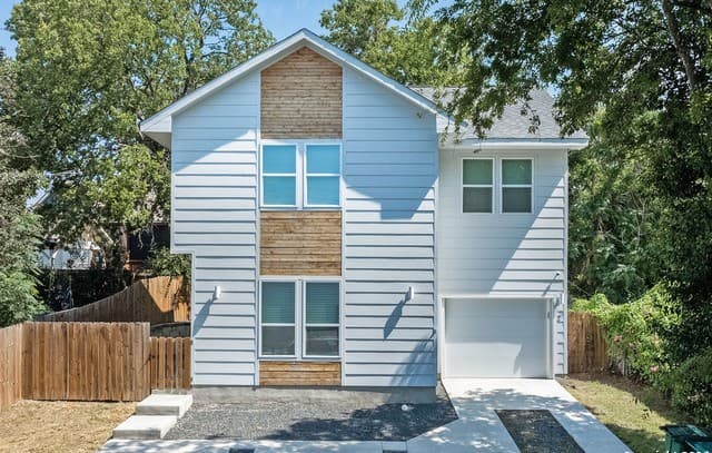 3-bedroom rental at 2507 E Commerce 2 in San Antonio, TX — photo 1