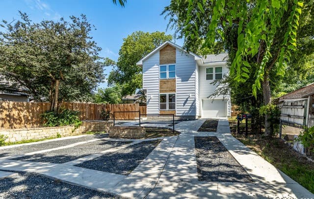 3-bedroom rental at 2507 E Commerce 2 in San Antonio, TX — photo 2