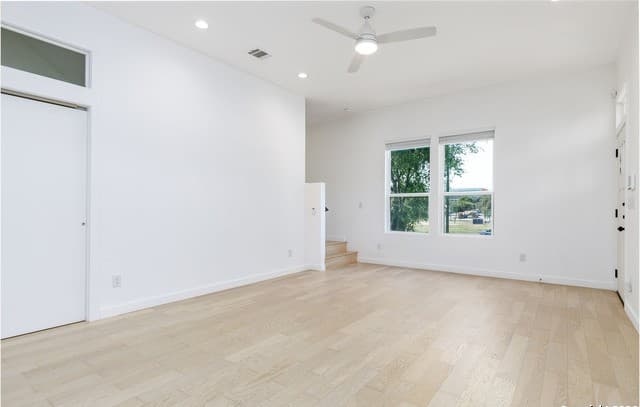 3-bedroom rental at 2507 E Commerce 2 in San Antonio, TX — photo 3
