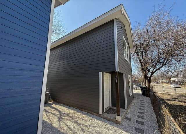 rental at 1522 S Elmendorf in San Antonio, TX — photo 1