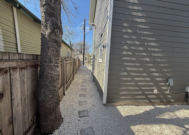 rental at 1522 S Elmendorf in San Antonio, TX — photo 4