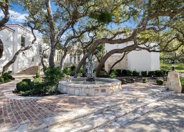 6-bedroom rental at 14 Duxbury Park in San Antonio, TX — photo 2