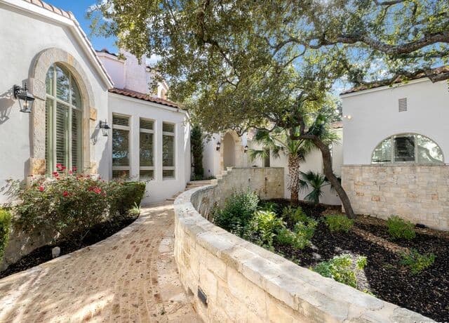 6-bedroom rental at 14 Duxbury Park in San Antonio, TX — photo 3