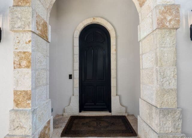 6-bedroom rental at 14 Duxbury Park in San Antonio, TX — photo 4