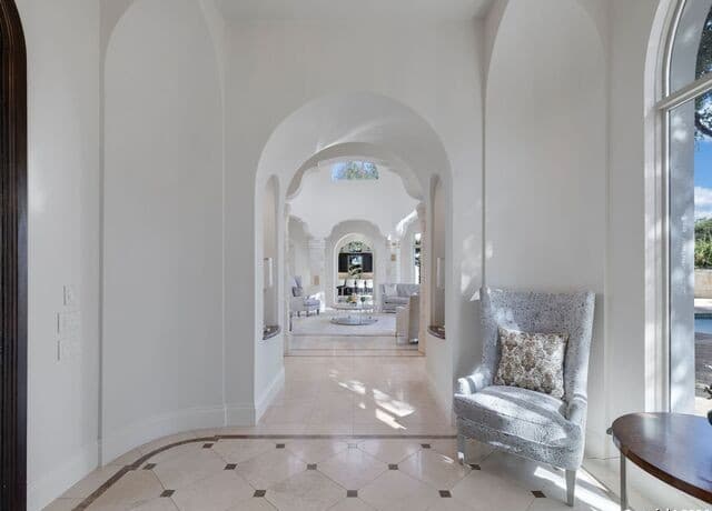 6-bedroom rental at 14 Duxbury Park in San Antonio, TX — photo 5