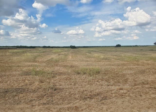 rental at 7857-8171 County Road 2400 in Moore, TX — photo 4