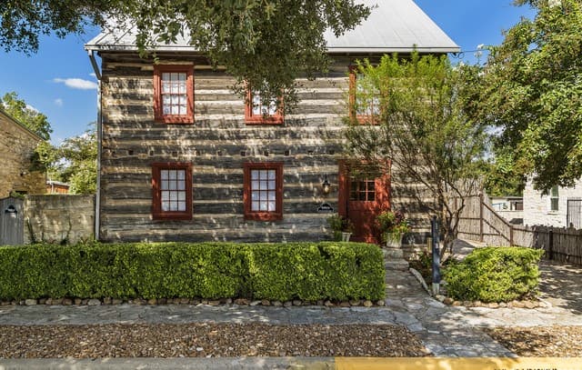 4-bedroom rental at 104 Austin in Fredericksburg, TX — photo 1