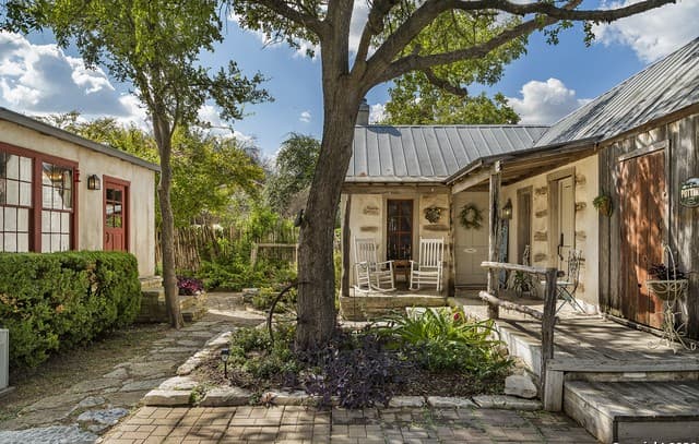 4-bedroom rental at 104 Austin in Fredericksburg, TX — photo 2