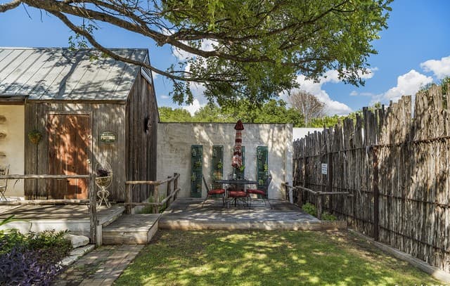 4-bedroom rental at 104 Austin in Fredericksburg, TX — photo 3