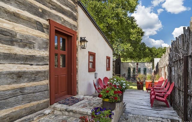 4-bedroom rental at 104 Austin in Fredericksburg, TX — photo 4
