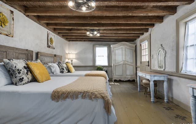 4-bedroom rental at 104 Austin in Fredericksburg, TX — photo 5