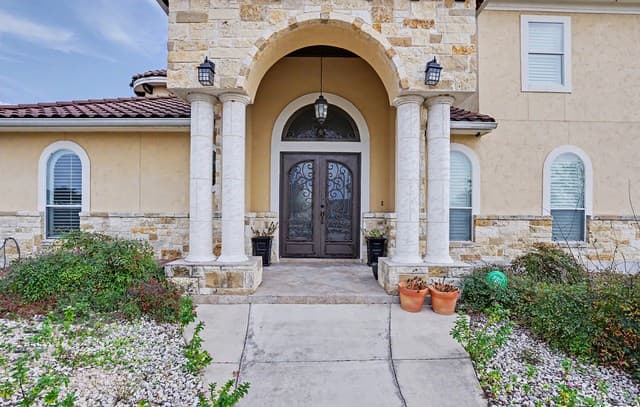 4-bedroom rental at 113 Abrego Mount in Floresville, TX — photo 2