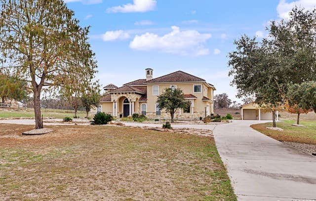 4-bedroom rental at 113 Abrego Mount in Floresville, TX — photo 3