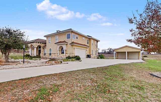 4-bedroom rental at 113 Abrego Mount in Floresville, TX — photo 5