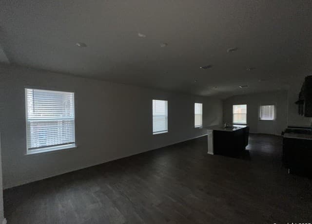 3-bedroom rental at 324 Middle Green Loop in Floresville, TX — photo 4