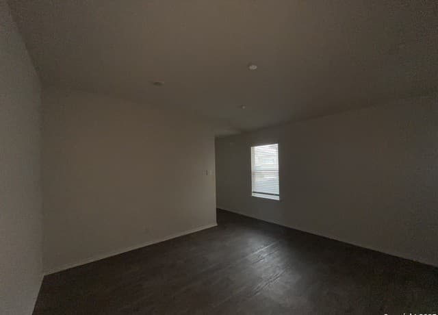 3-bedroom rental at 324 Middle Green Loop in Floresville, TX — photo 5