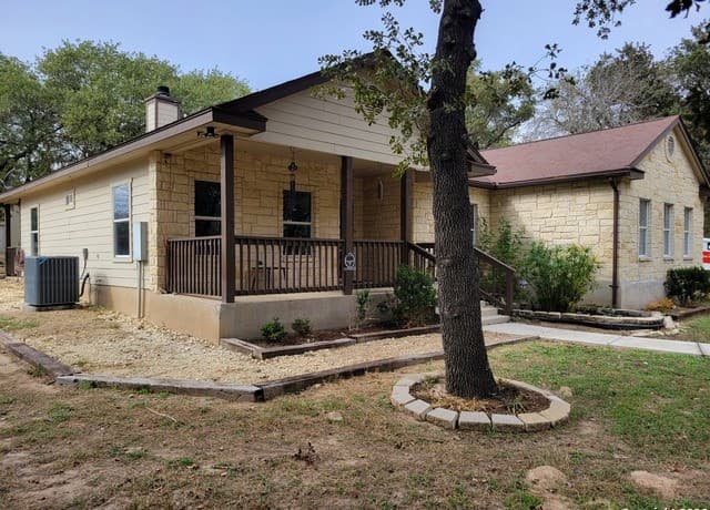 4-bedroom rental at 254 County Road 6876 in Natalia, TX — photo 2