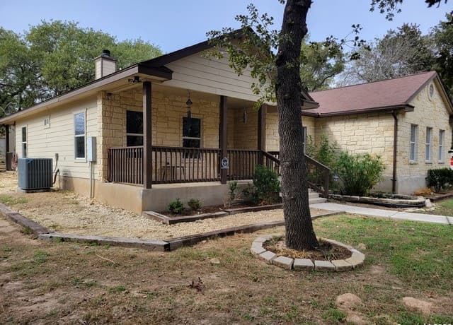 4-bedroom rental at 254 County Road 6876 in Natalia, TX — photo 3