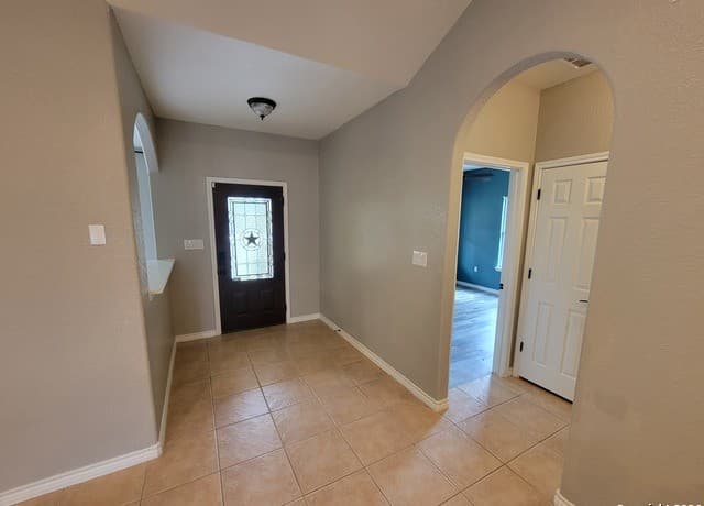 4-bedroom rental at 254 County Road 6876 in Natalia, TX — photo 4