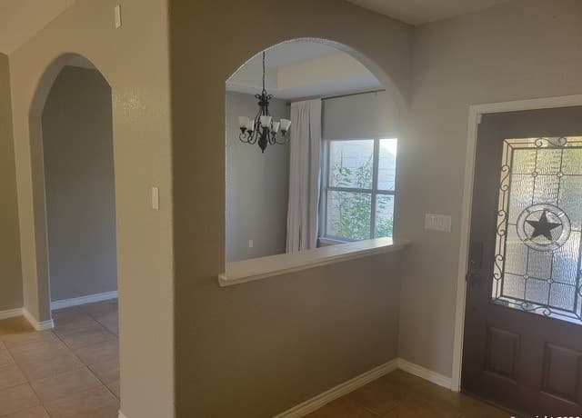 4-bedroom rental at 254 County Road 6876 in Natalia, TX — photo 5