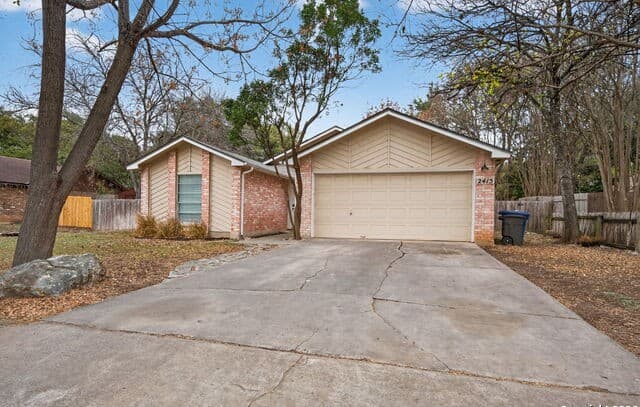 2-bedroom rental at 2415 Moss Terrace in San Antonio, TX — photo 2