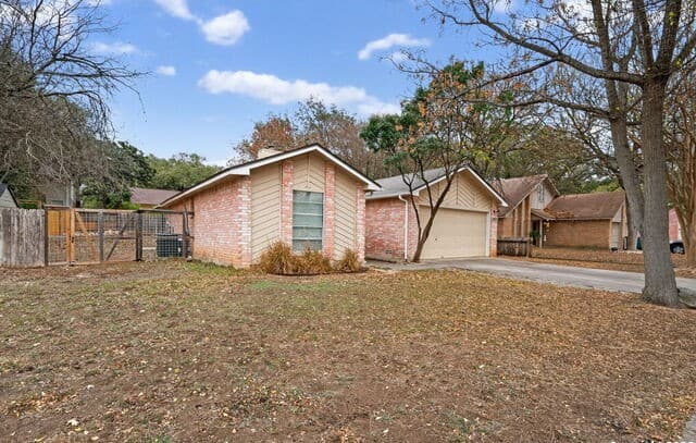 2-bedroom rental at 2415 Moss Terrace in San Antonio, TX — photo 3