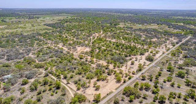 rental at 2731 County Road 770 in Natalia, TX — photo 4