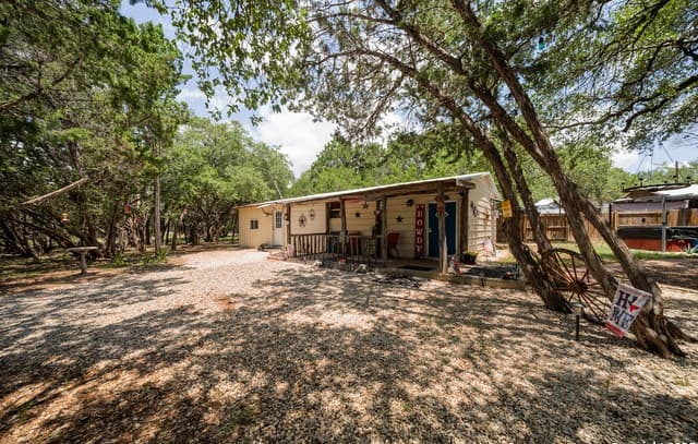 6-bedroom rental at 946 Frontier Ln in Bandera, TX — photo 1