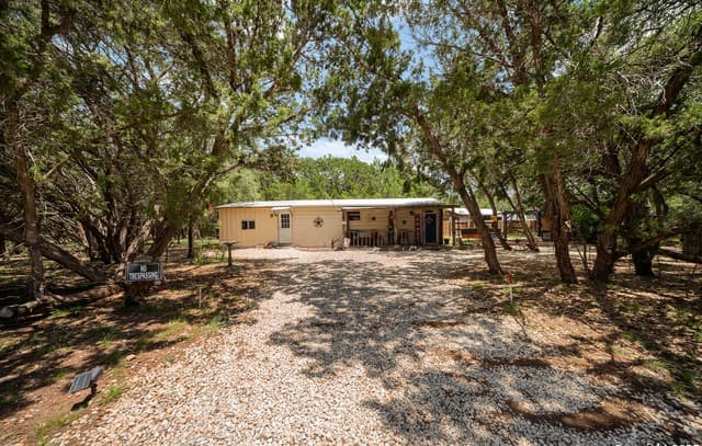 6-bedroom rental at 946 Frontier Ln in Bandera, TX — photo 3