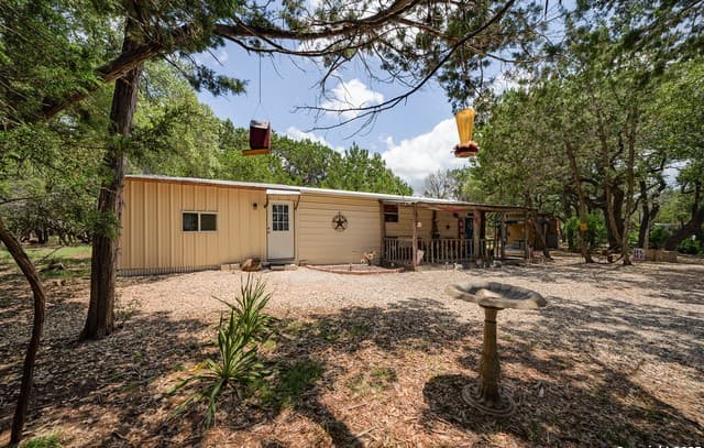 6-bedroom rental at 946 Frontier Ln in Bandera, TX — photo 4