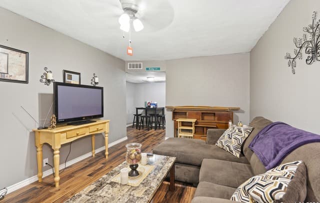 1-bedroom rental at 3122 Culebra Road Unit 104 in San Antonio, TX — photo 2