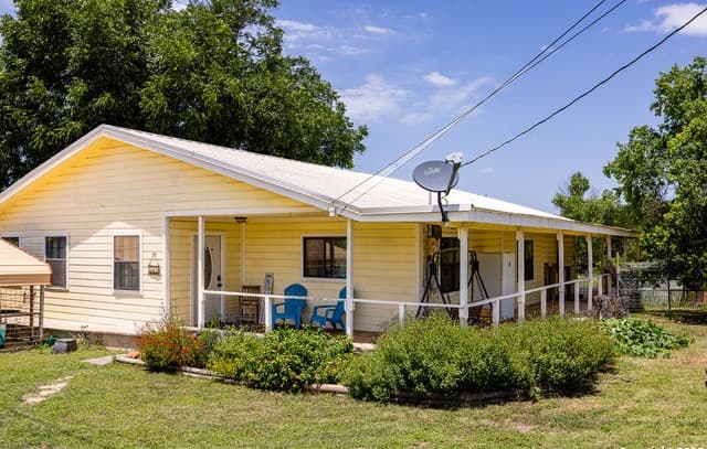 3-bedroom rental at 201 Private Road 1524 in Bandera, TX — photo 3