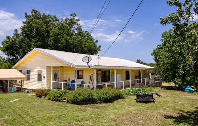 3-bedroom rental at 201 Private Road 1524 in Bandera, TX — photo 4