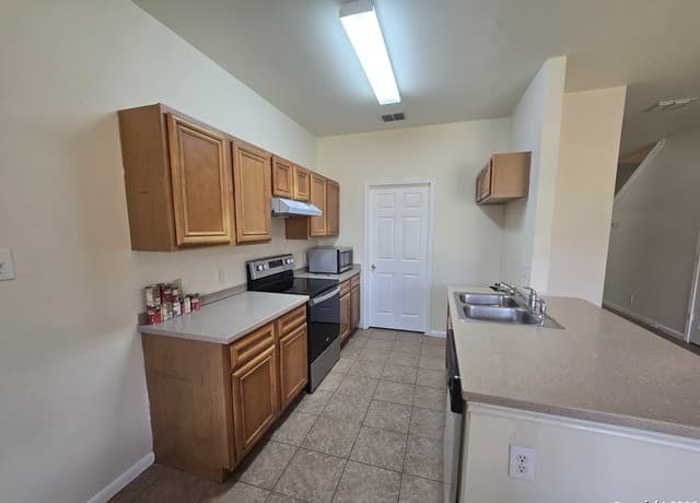 4-bedroom rental at 4103 St Charles Bay in San Antonio, TX — photo 5