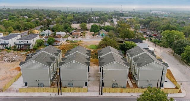 rental at 1510 S Essex St 101,102 in San Antonio, TX — photo 2